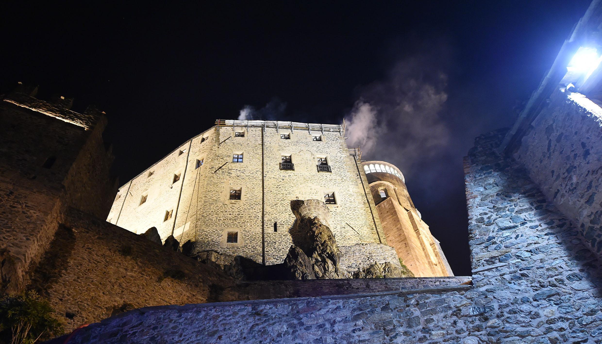 Il fumo che fuoriesce dall'imponente struttura Il fumo che fuoriesce dall'imponente struttura