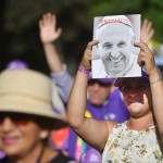Folla in attesa del Papa a Santiago