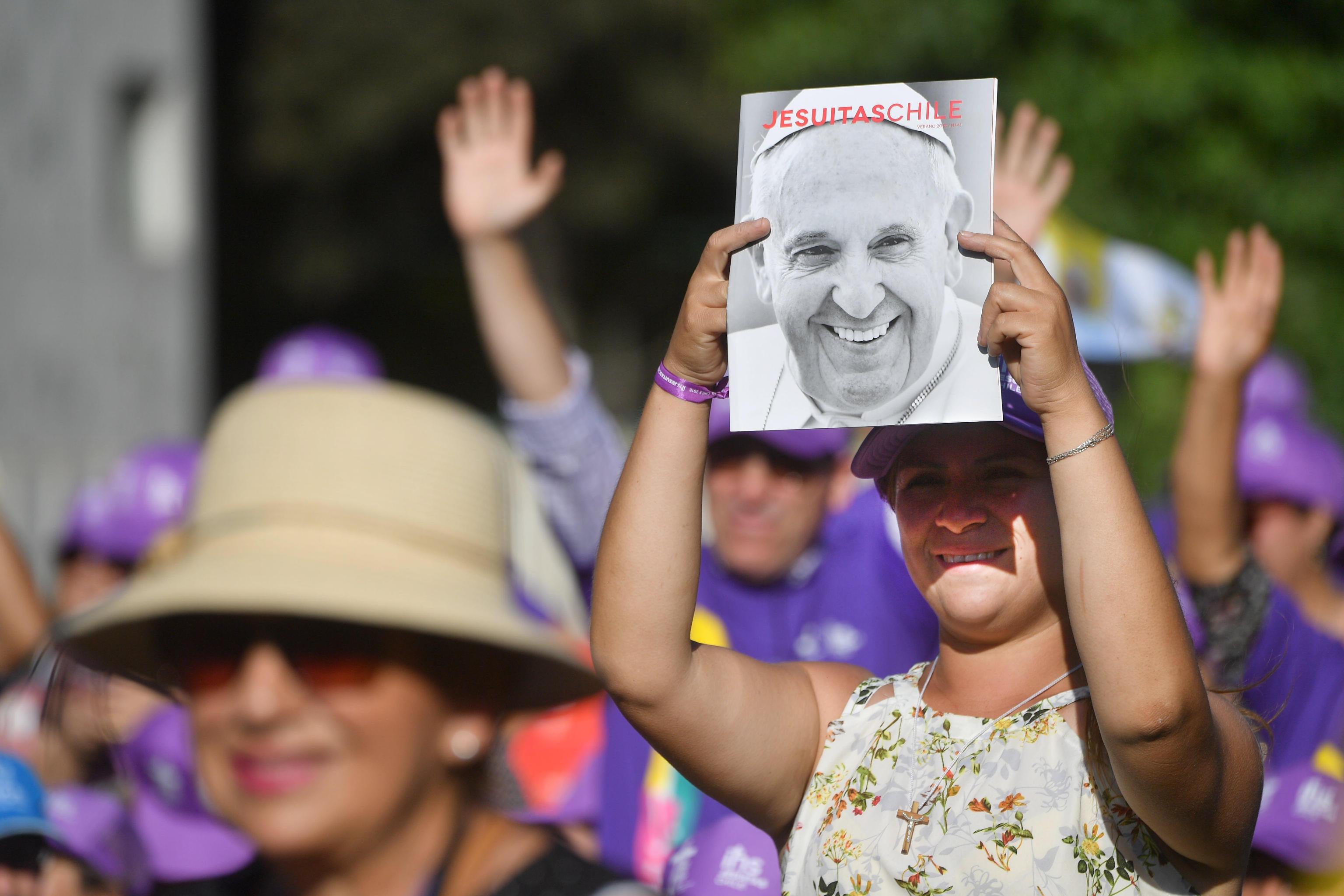Folla in attesa del Papa a Santiago