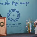 Papa Francesco durante la testimonianza di una detenuta
