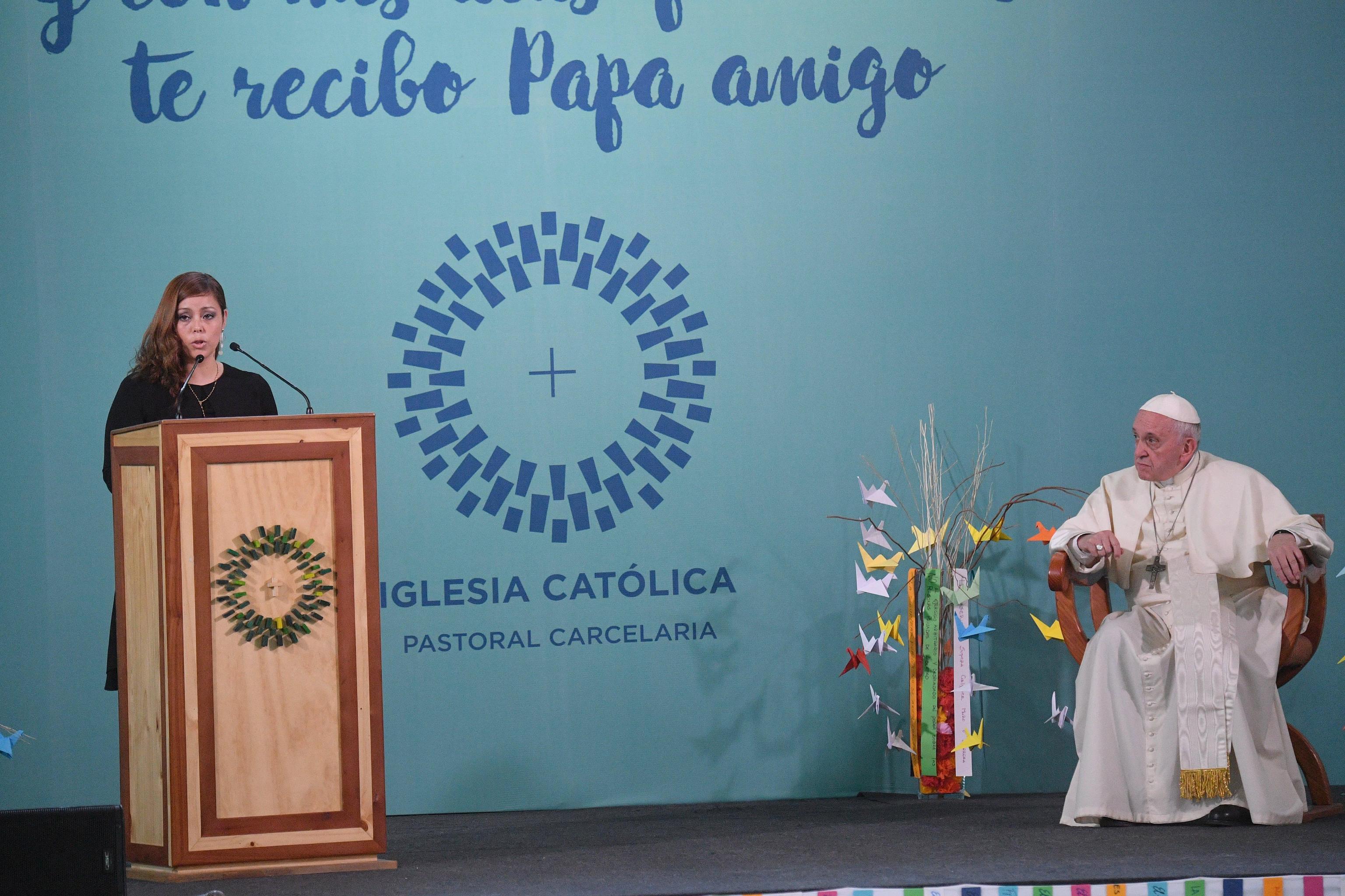 Papa Francesco durante la testimonianza di una detenuta Papa Francesco durante la testimonianza di una detenuta