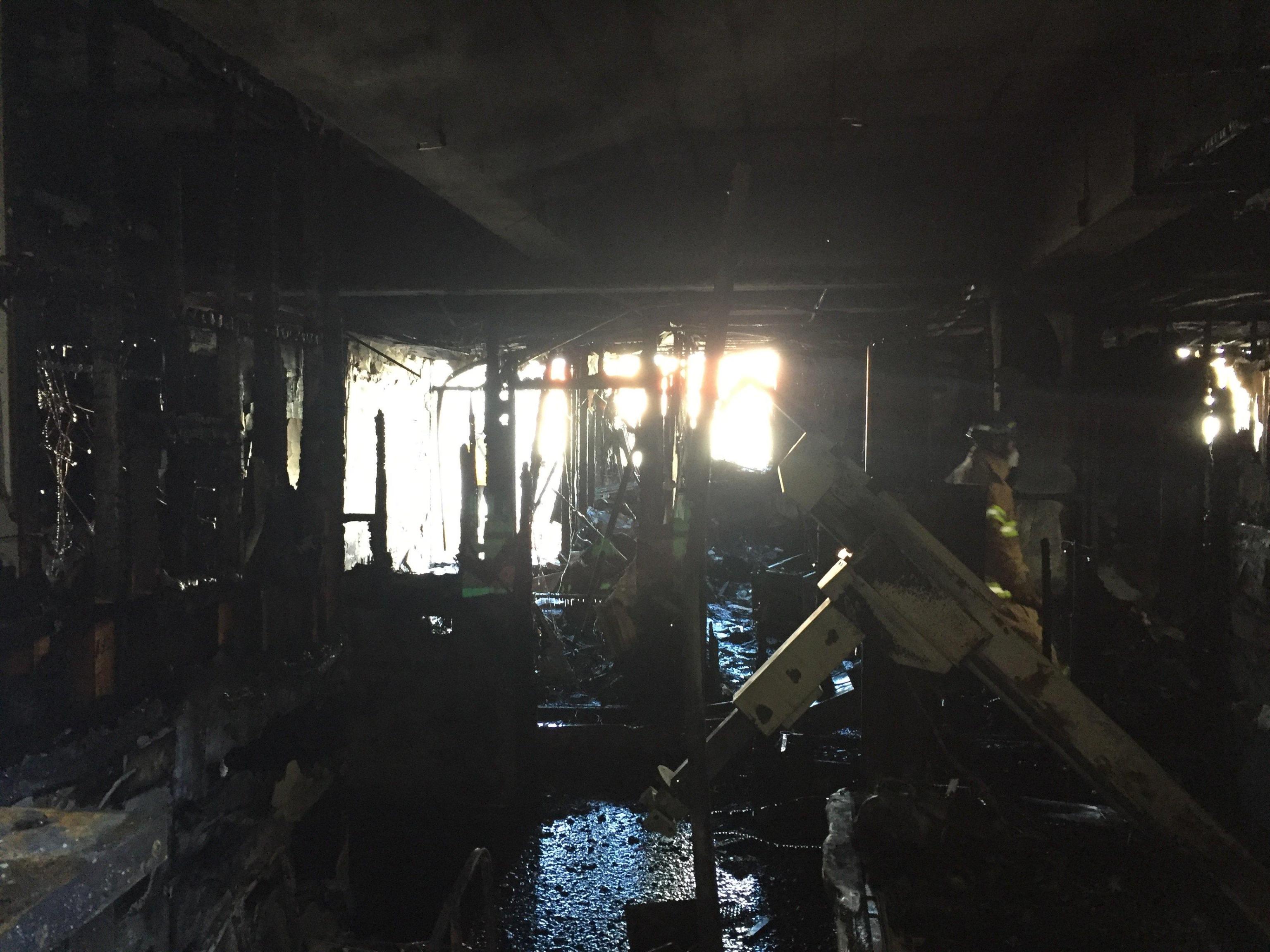 Della struttura rimane solo uno scheletro annerito dalla combustione Della struttura rimane solo uno scheletro annerito dalla combustione