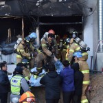 Un momento dei soccorsi, dopo una lotta di quasi due ore con le fiamme Un momento dei soccorsi, dopo una lotta di quasi due ore con le fiamme