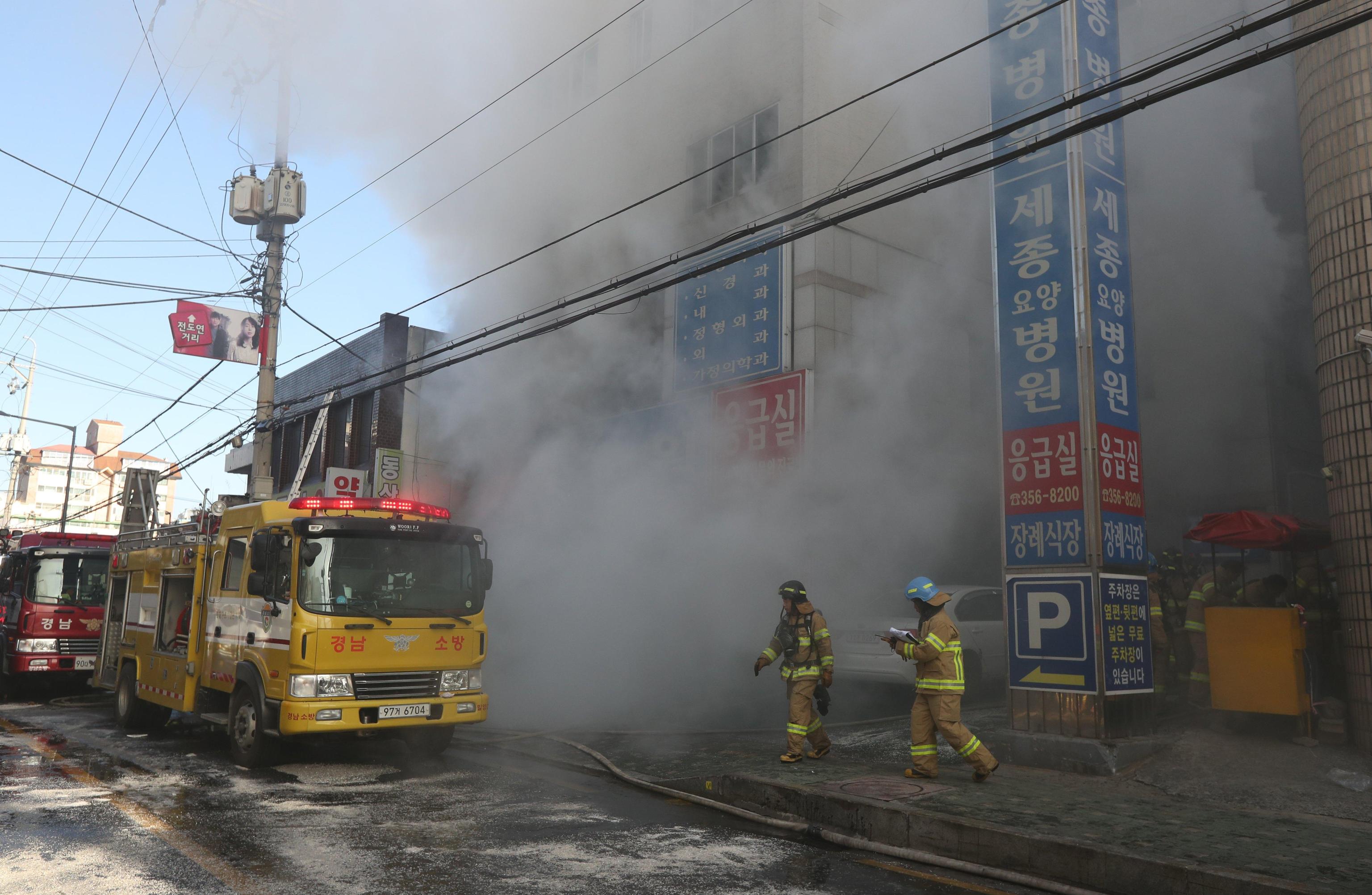 Vigili del fuoco tentano di domare le fiamme per entrare nell'edificio Vigili del fuoco tentano di domare le fiamme per entrare nell'edificio