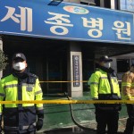 Poliziotti a guardia dell'ingresso Poliziotti a guardia dell'ingresso