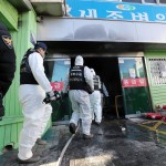 La scientifica entra nella struttura per i rilievi del caso La scientifica entra nella struttura per i rilievi del caso