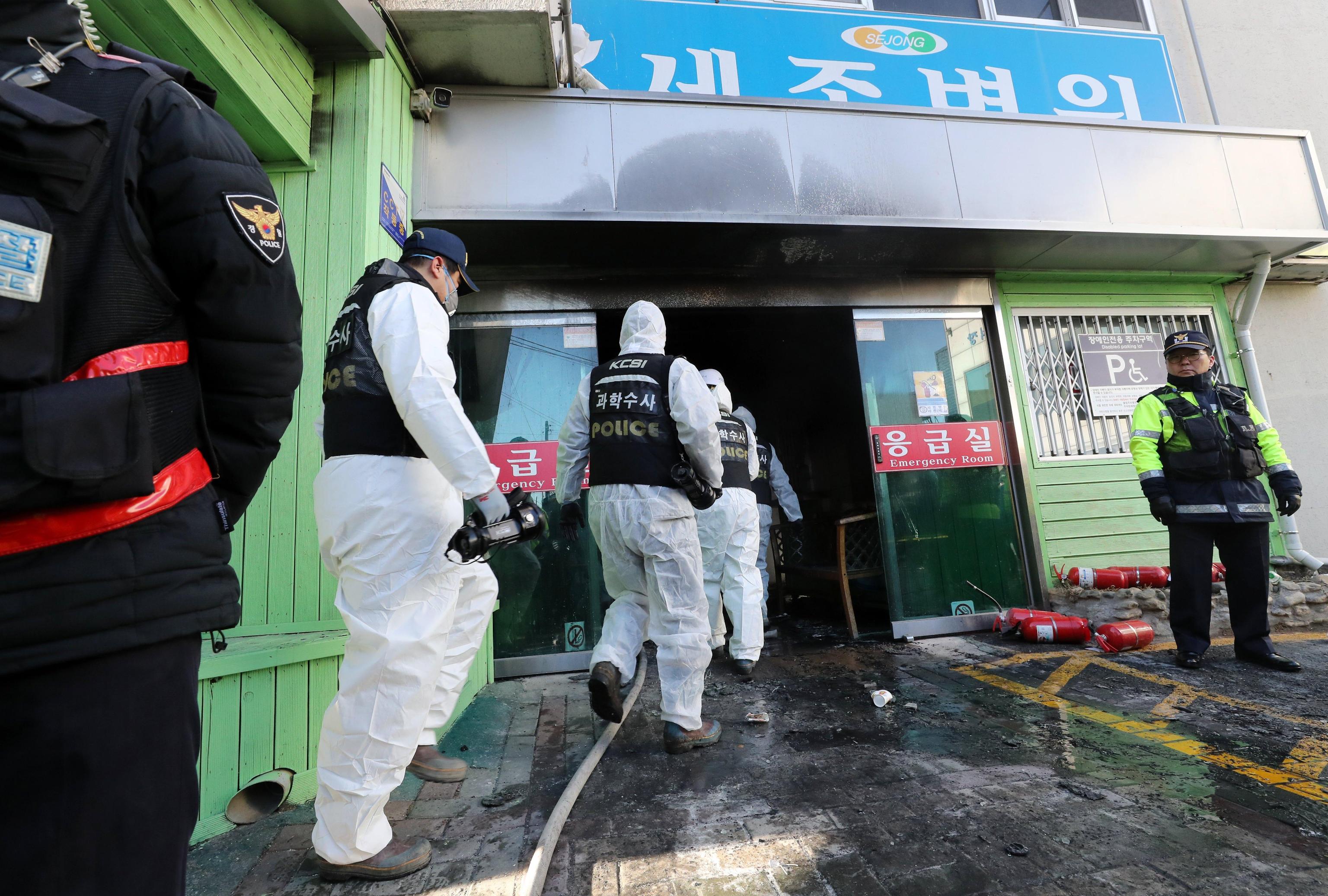 La scientifica entra nella struttura per i rilievi del caso La scientifica entra nella struttura per i rilievi del caso