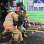 Una donna in stato di incoscienza viene soccorsa Una donna in stato di incoscienza viene soccorsa