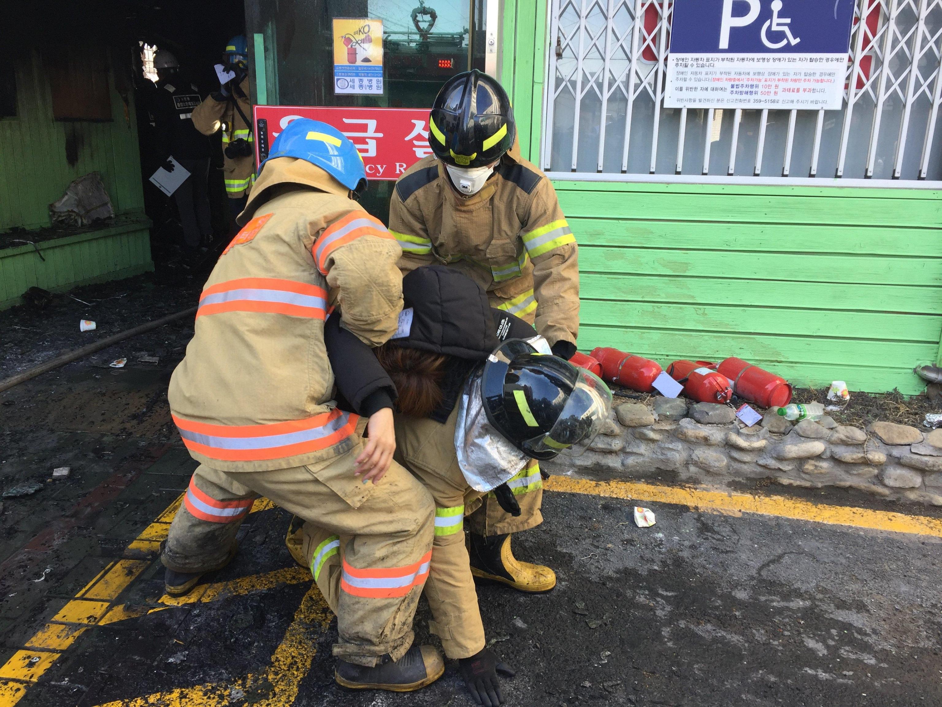 Una donna in stato di incoscienza viene soccorsa Una donna in stato di incoscienza viene soccorsa