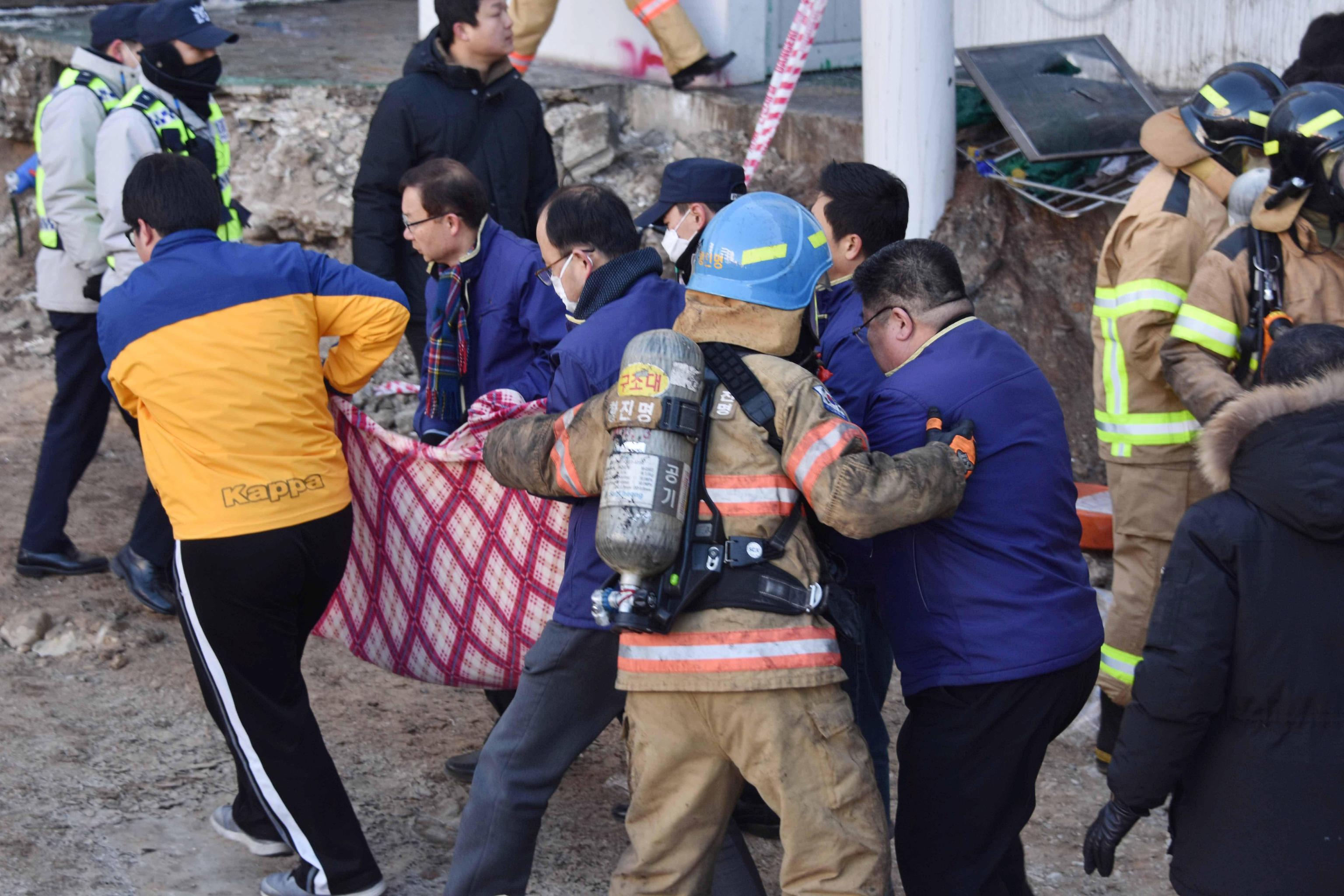 Soccorritori trasportano una vittima Soccorritori trasportano una vittima