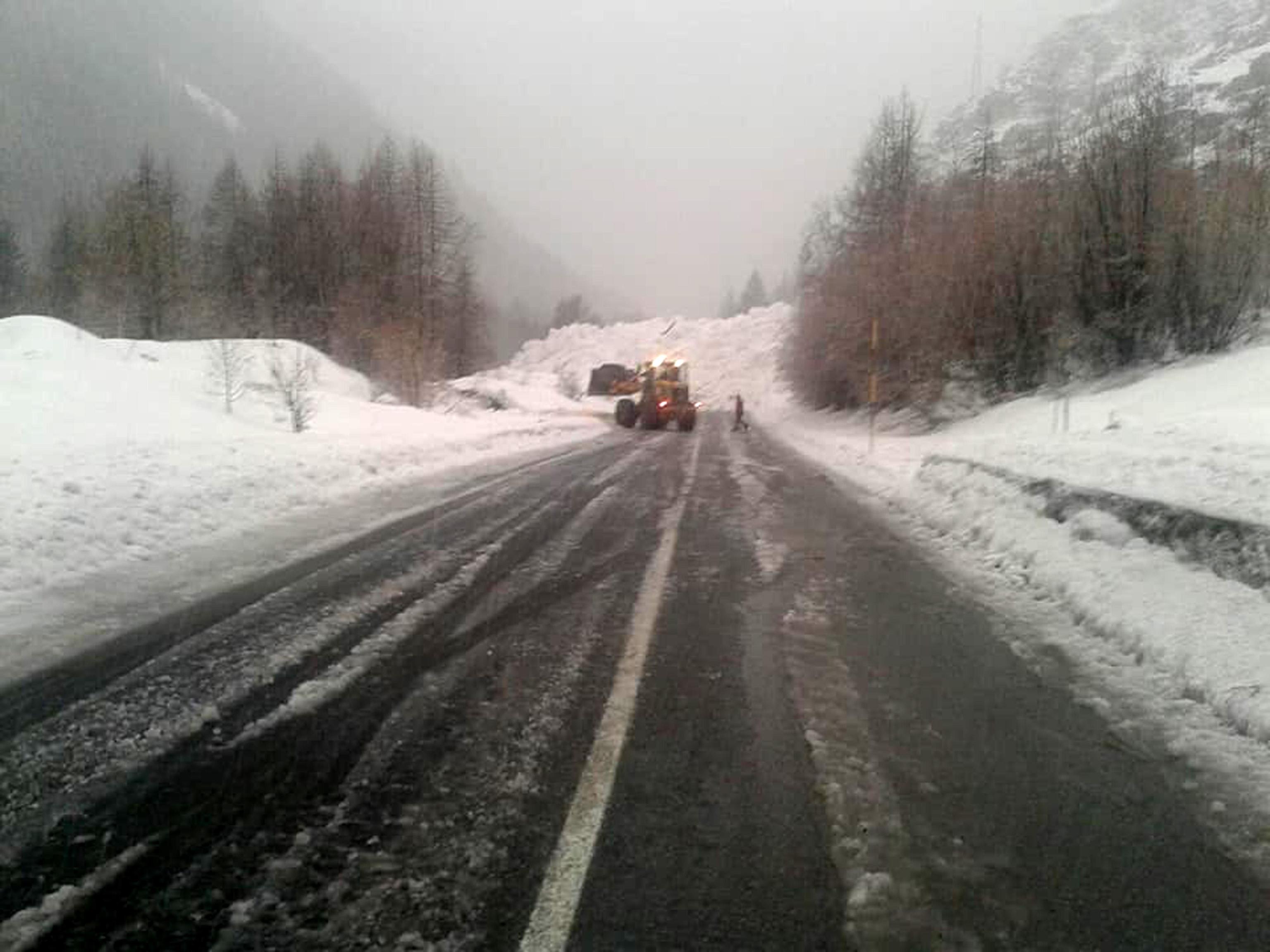 Maltempo, anche Cogne è isolata: valanga blocca l'intera carreggiata della strada che collega la valle ad Aosta
