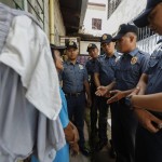 Controlli a tappeto nelle abitazioni dei cittadini di Quezon City, a ovest di Manila