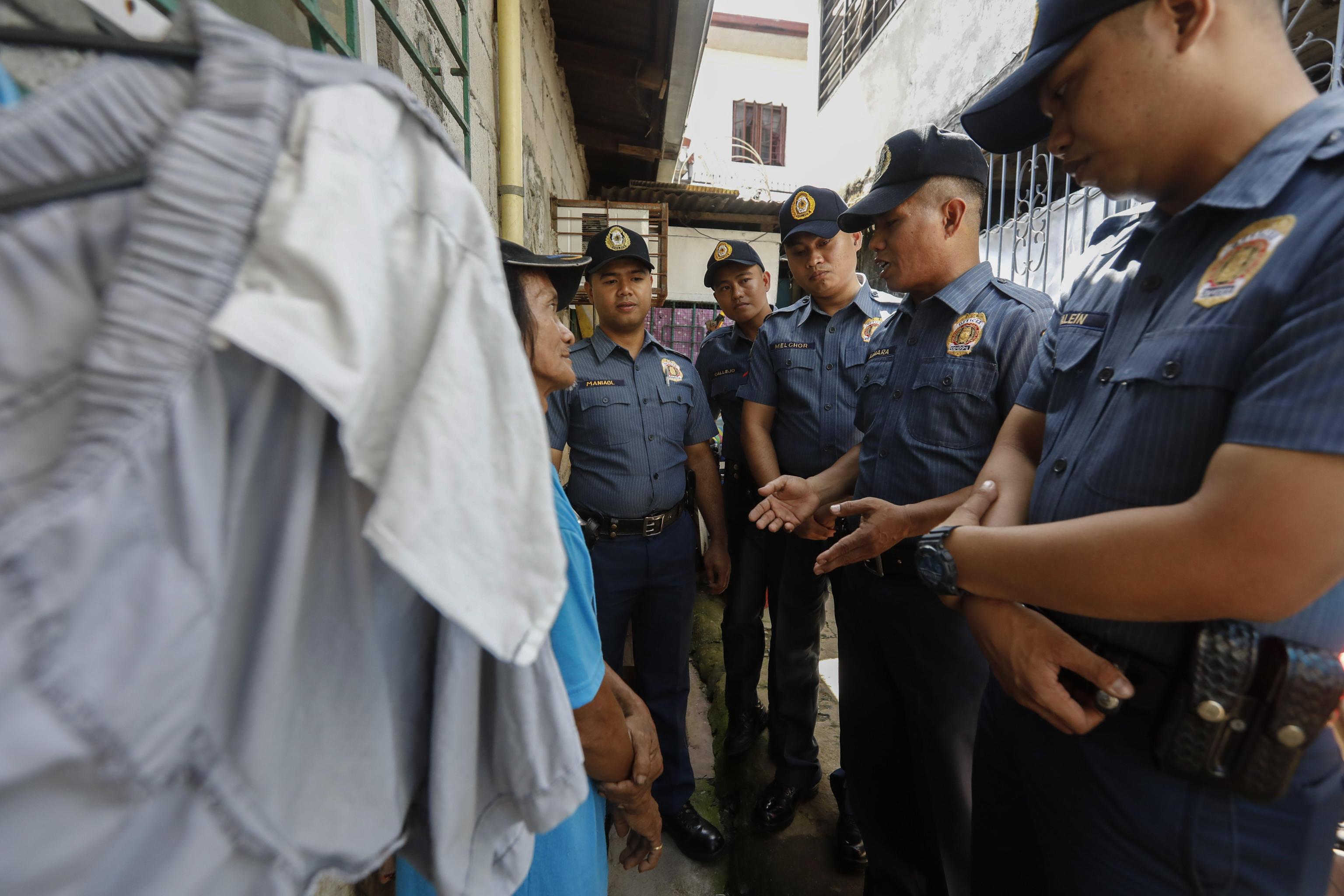 Controlli a tappeto nelle abitazioni dei cittadini di Quezon City, a ovest di Manila