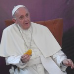 Papa Francesco benedice il pane tradizionale cileno