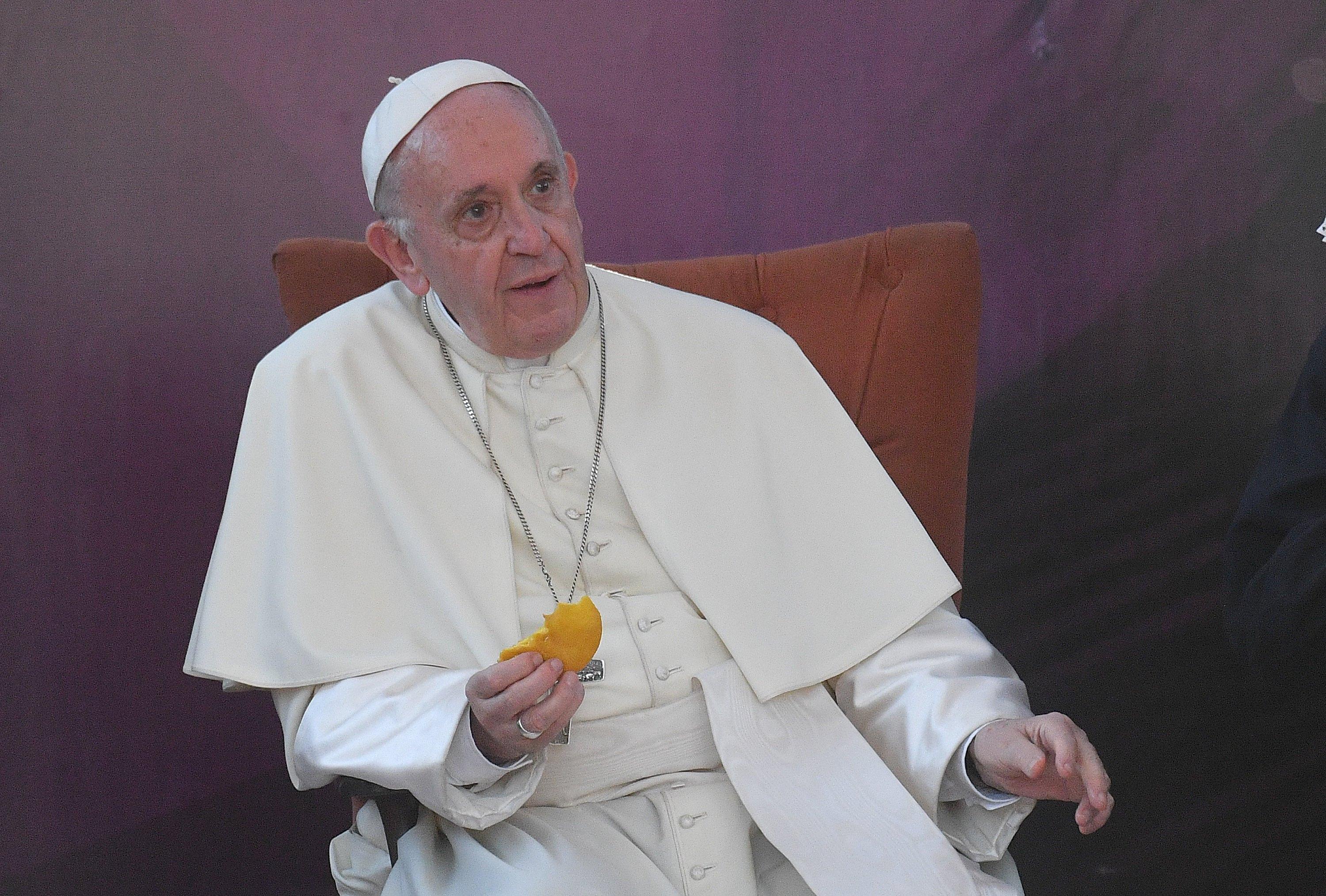 Papa Francesco benedice il pane tradizionale cileno