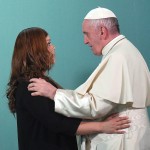 Papa Francesco prega con una detenuta