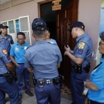 La polizia perquisisce e interroga