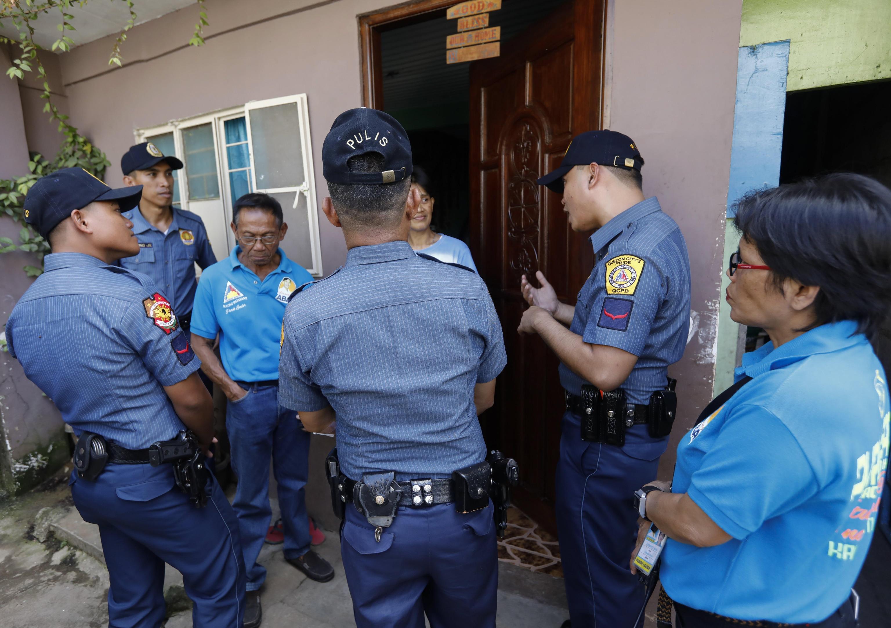 La polizia perquisisce e interroga