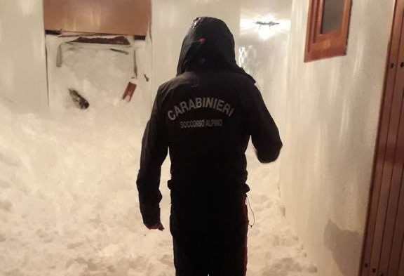 Maltempo, slavina su Sestriere: l'interno di un condominio colpito dalla valanga e sepolto dalla neve