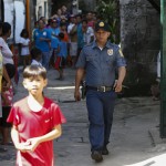 Poliziotti si aggirano nella cittadina a ovest della capitale delle Filippine