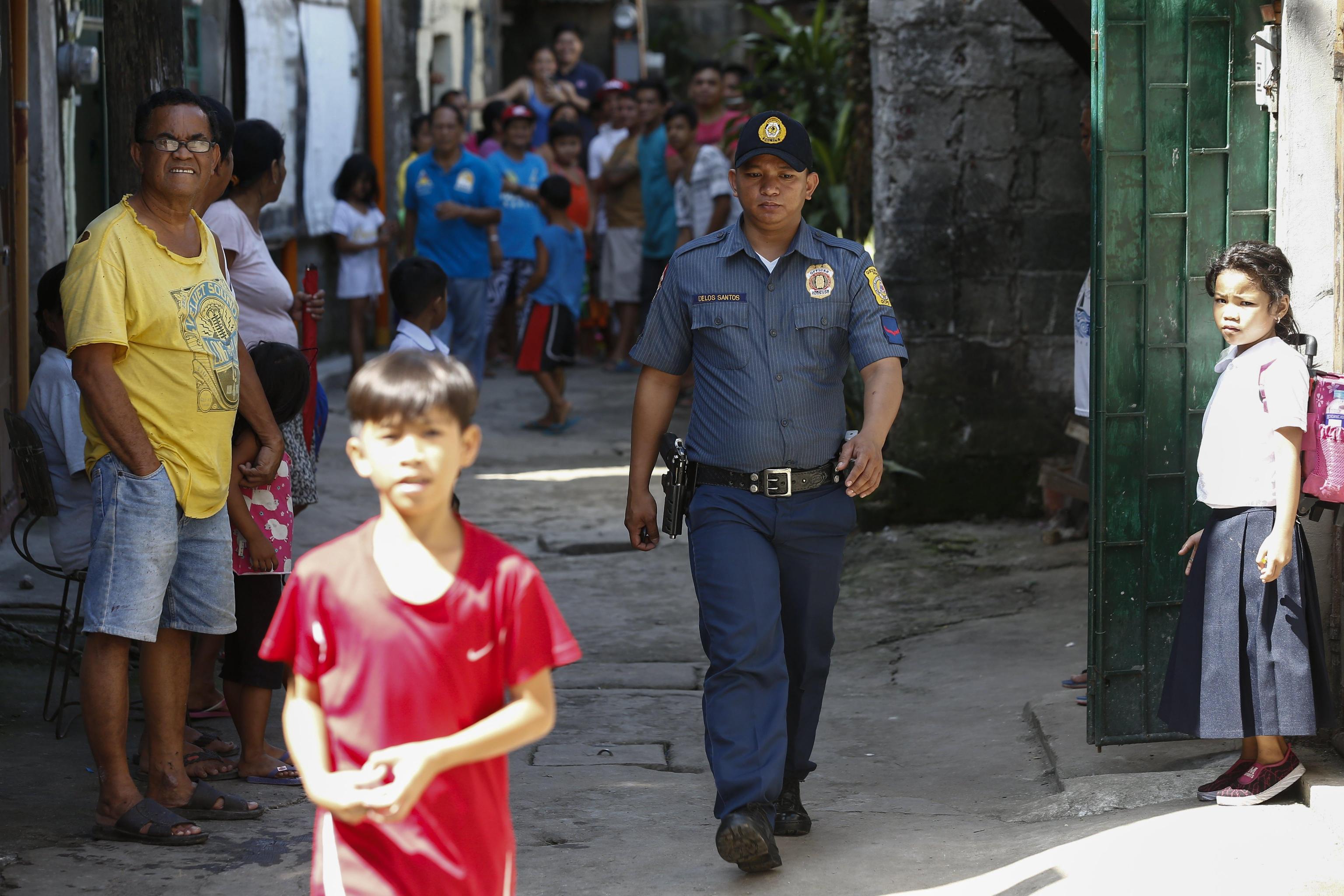 Poliziotti si aggirano nella cittadina a ovest della capitale delle Filippine