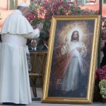 Papa Francesco benedice dipinto del Cristo