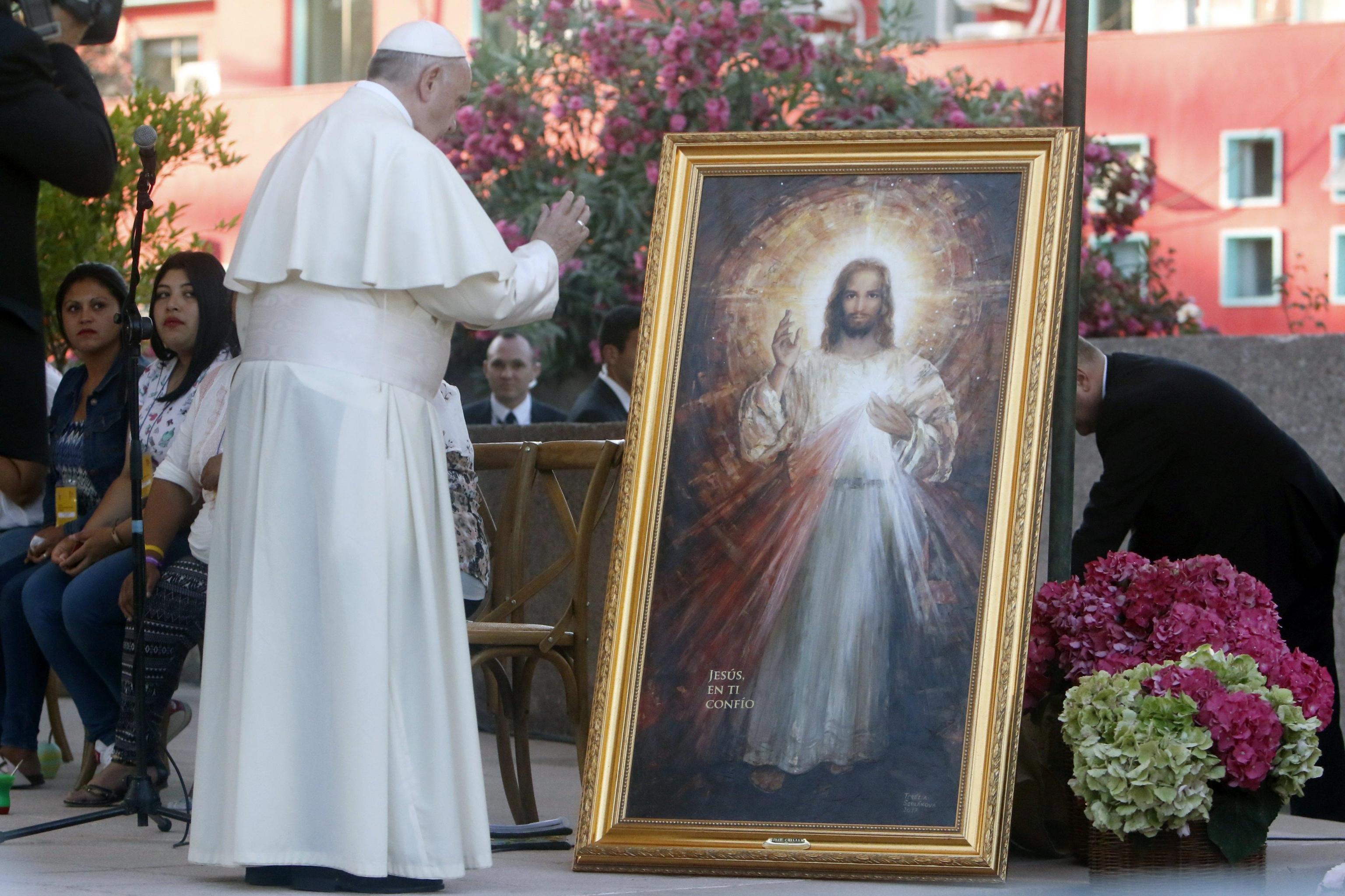 Papa Francesco benedice dipinto del Cristo
