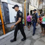 Guardie armate di mitra durante la campagna antidroga