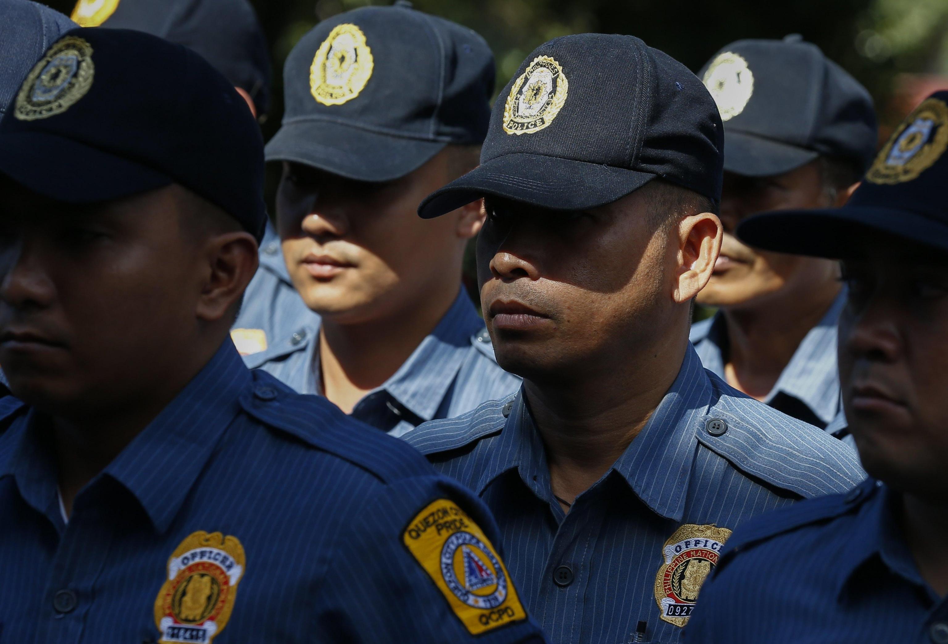 Poliziotti impegnati nella campagna anti droga voluta dal governo filippino