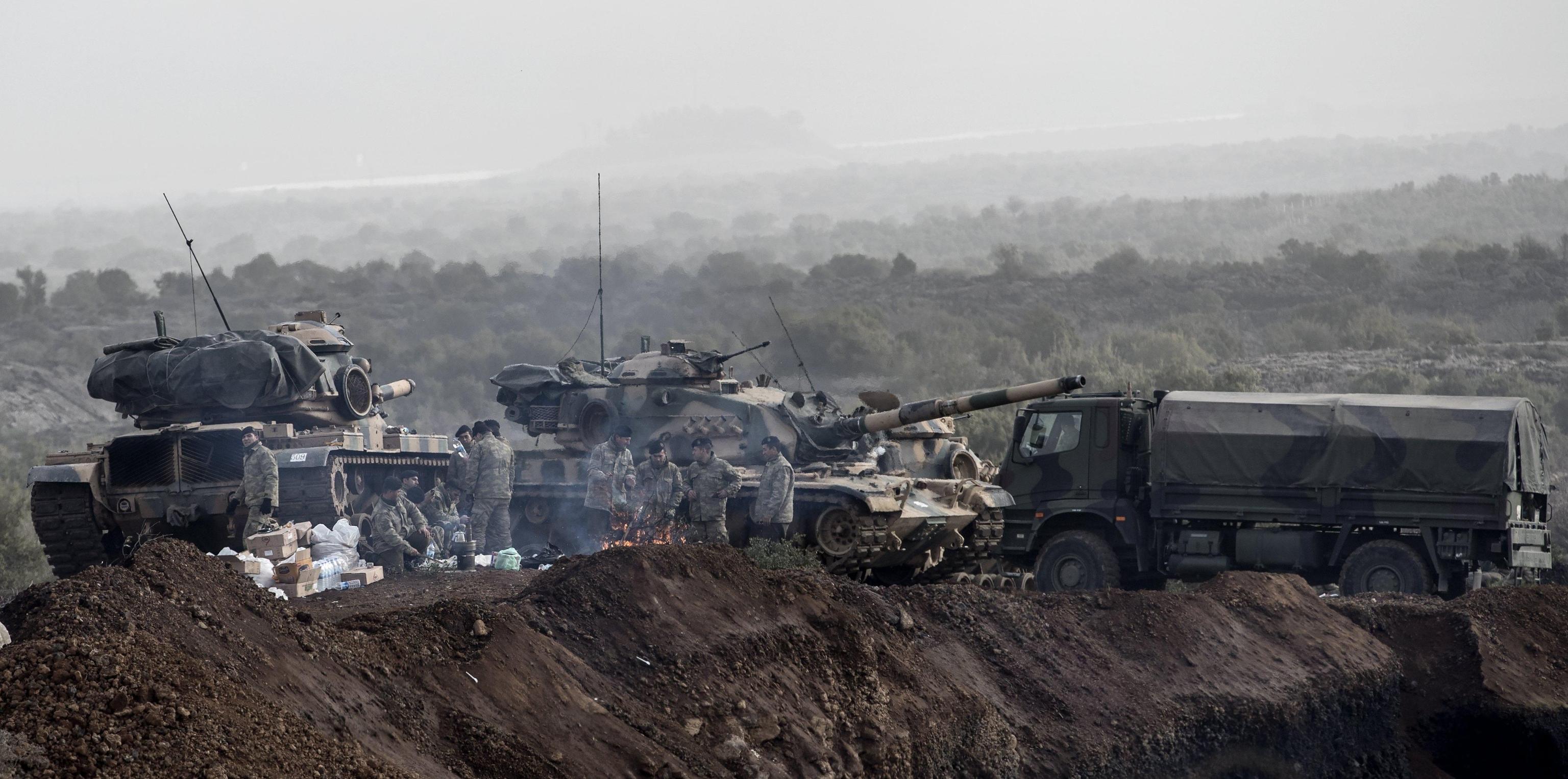 Al confine tra Turchia e Siria per mangiare e riscaldarsi ci si arrangia come si può