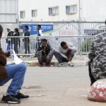 La file dei richiedenti asilo di fronte all'ufficio dell'Autorità israeliana per le frontiere e l'immigrazione che ha sede a Bnei Brak