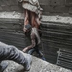 Volontari alla ricerca di superstiti tra le rovine degli edifici bombardati a Douma, est della Ghouta Volontari alla ricerca di superstiti tra le rovine degli edifici bombardati a Douma, est della Ghouta