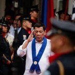 Il Presidente si trova nella rimessa per festeggiare l'anniversario del Bureau of Customs