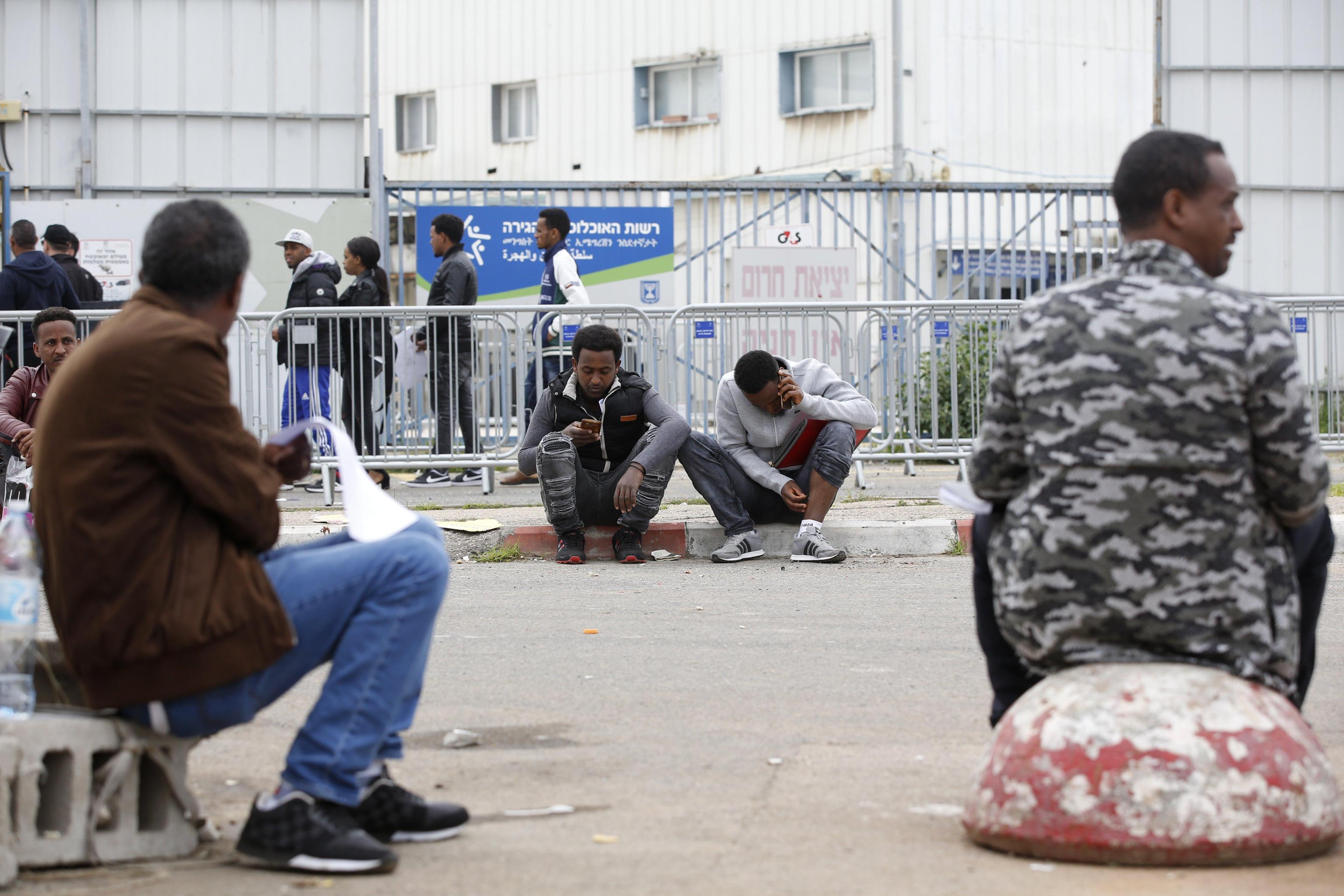 La file dei richiedenti asilo di fronte all'ufficio dell'Autorità israeliana per le frontiere e l'immigrazione che ha sede a Bnei Brak