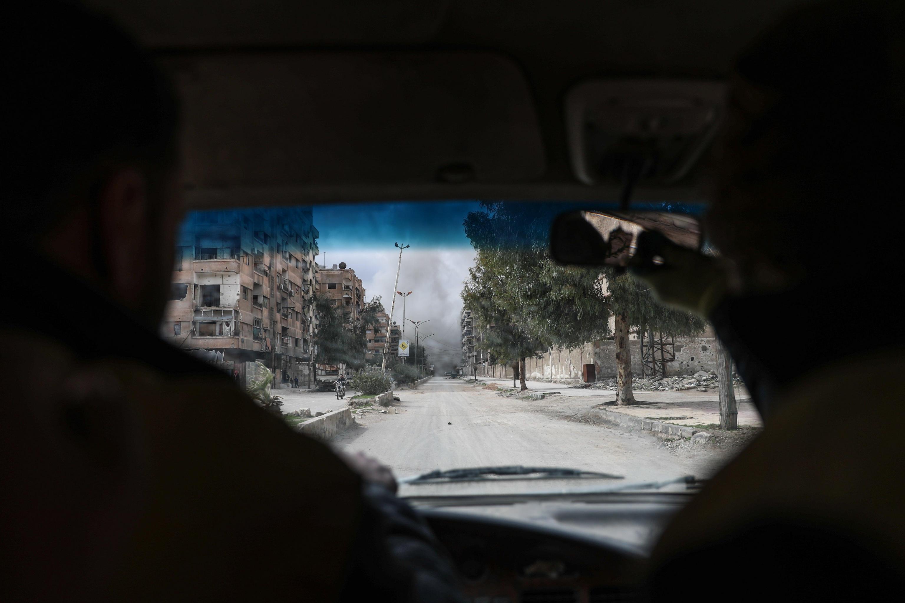 In auto verso una zona appena bombardata In auto verso una zona appena bombardata