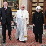 Erdogan e la moglie Emine lasciano il Vaticano