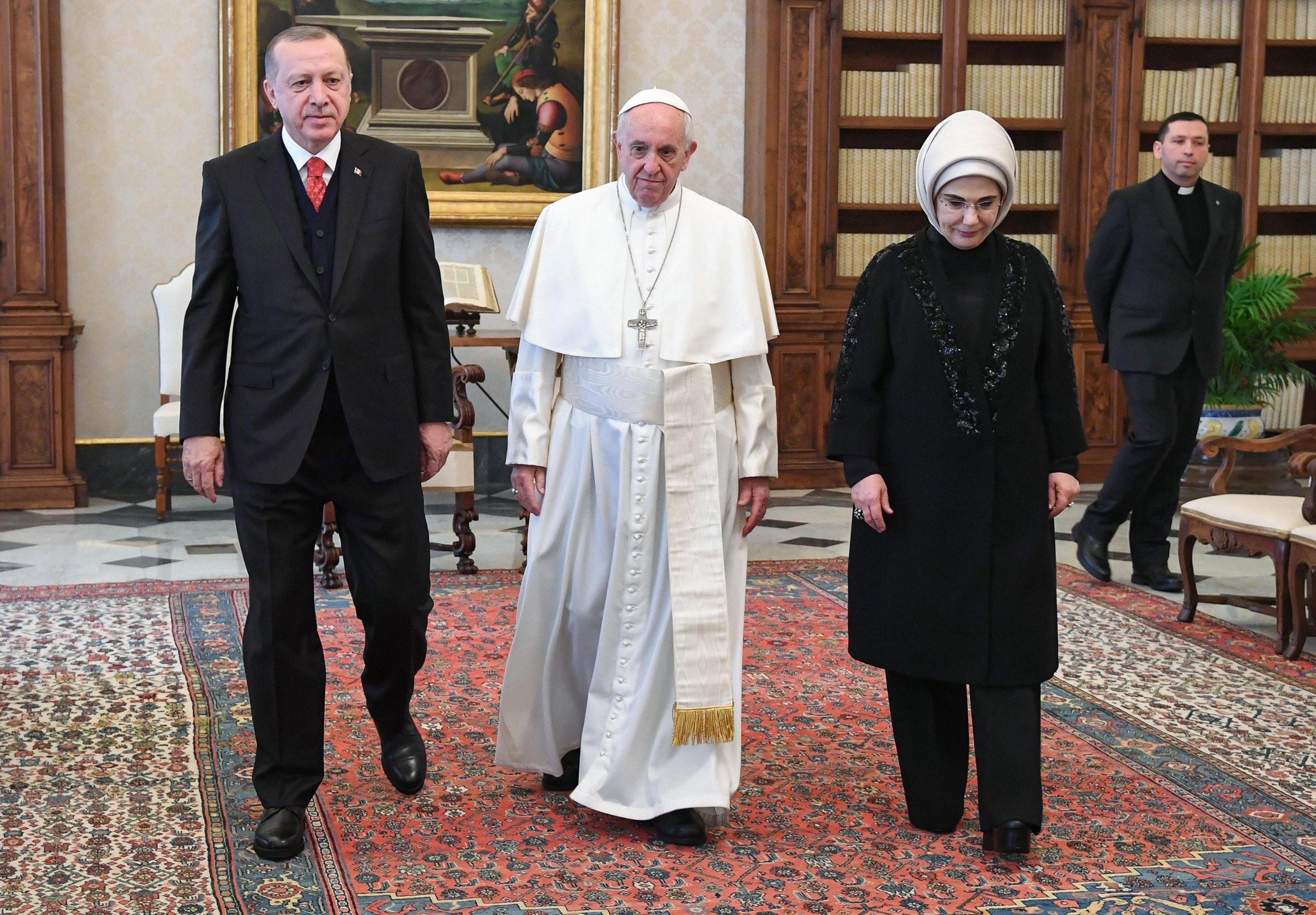 Erdogan e la moglie Emine lasciano il Vaticano