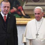 Il presidente turco e il pontefice in posa davanti ai fotografi