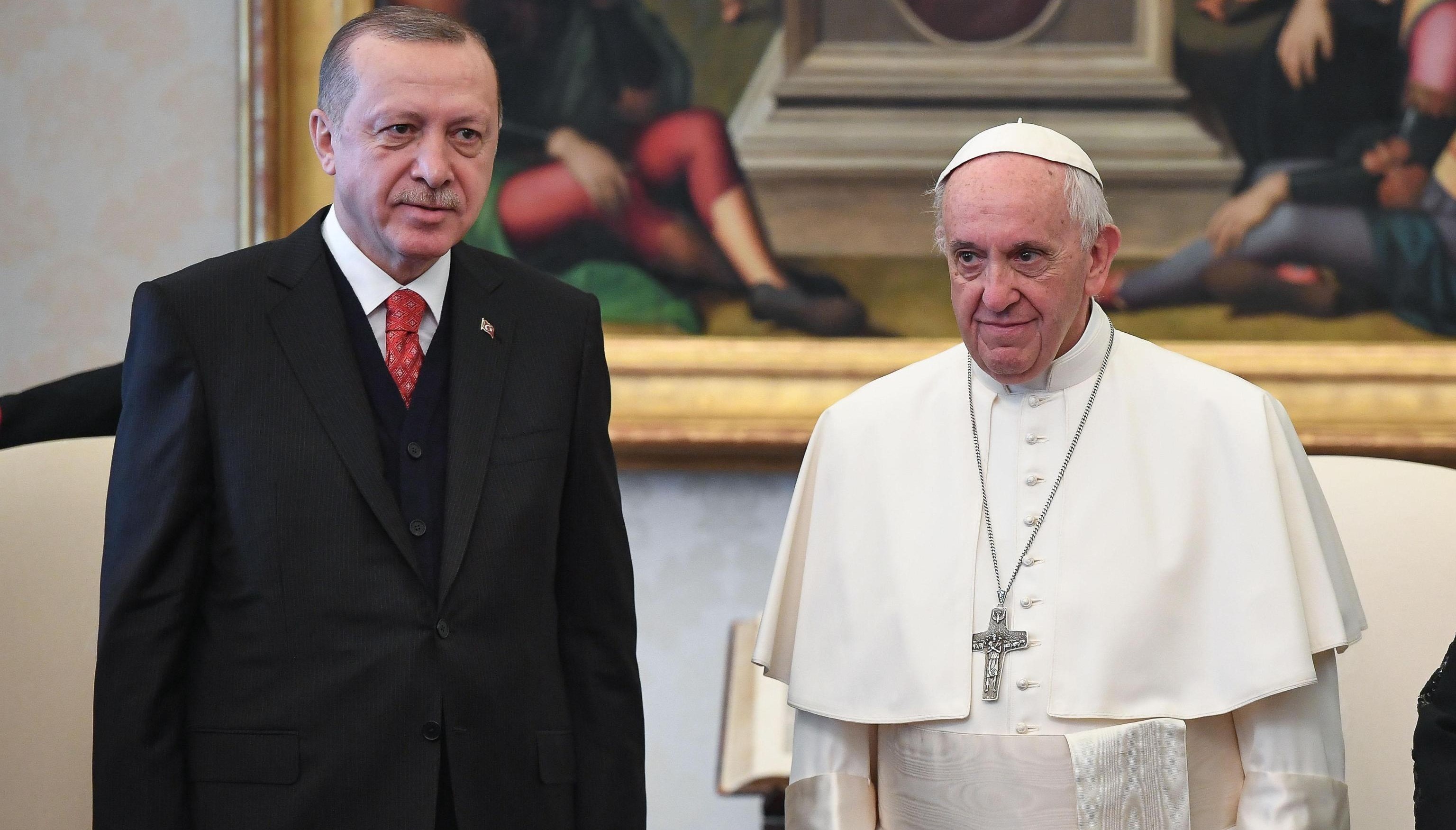 Il presidente turco e il pontefice in posa davanti ai fotografi