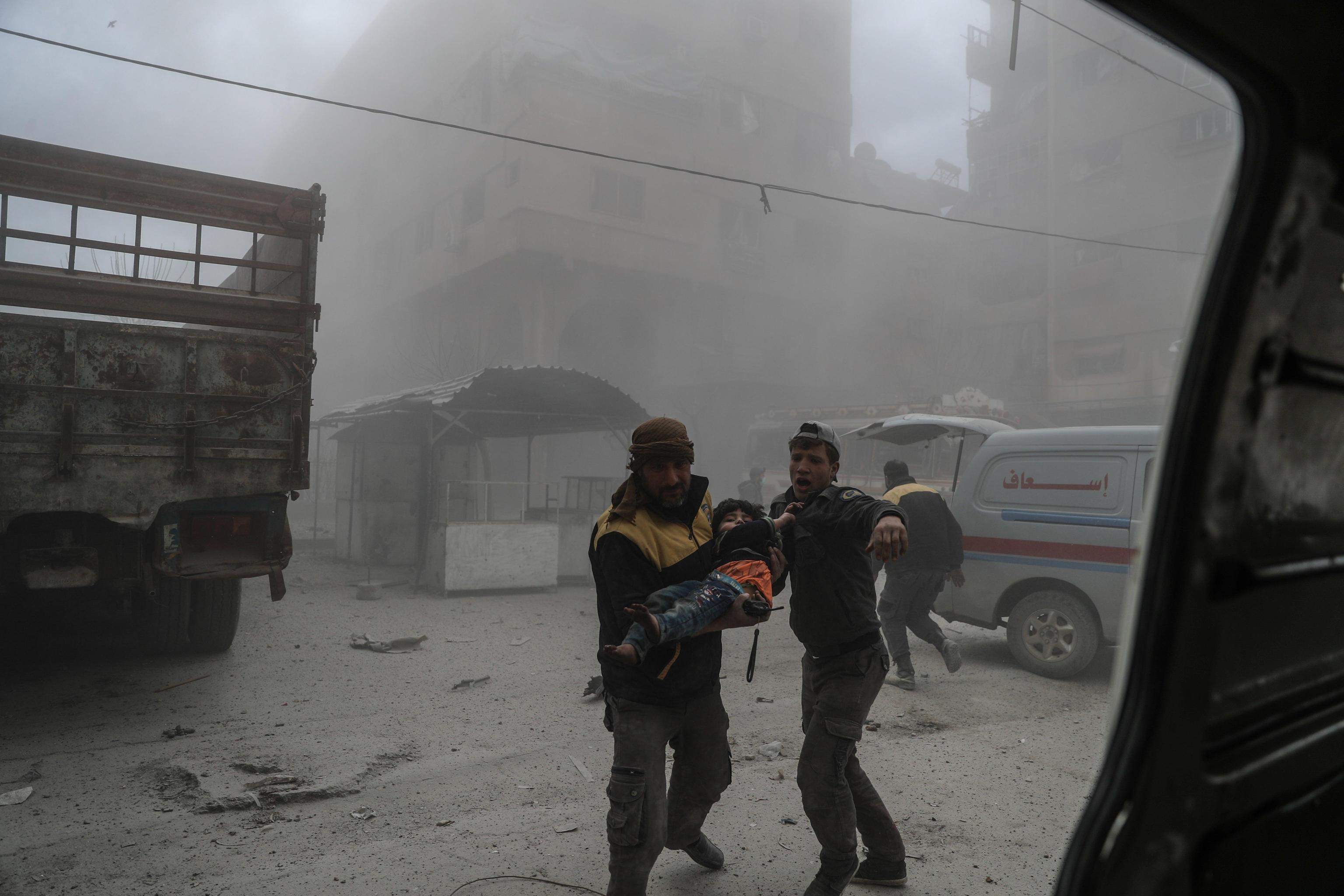 Un bambino viene tratto in salvo dai volontari: finora sono quasi cento le piccole vittime Un bambino viene tratto in salvo dai volontari: finora sono quasi cento le piccole vittime