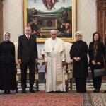 I membri della delegazione turca insieme al papa per la foto di rito
