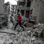 Il rosso delle divise dei soccorsi spicca sul grigio dei calcinacci Il rosso delle divise dei soccorsi spicca sul grigio dei calcinacci