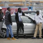 L'attesa di quattro richiedenti asilo africani di fronte all'ufficio dell'Autorità israeliana a Bnei Brak
