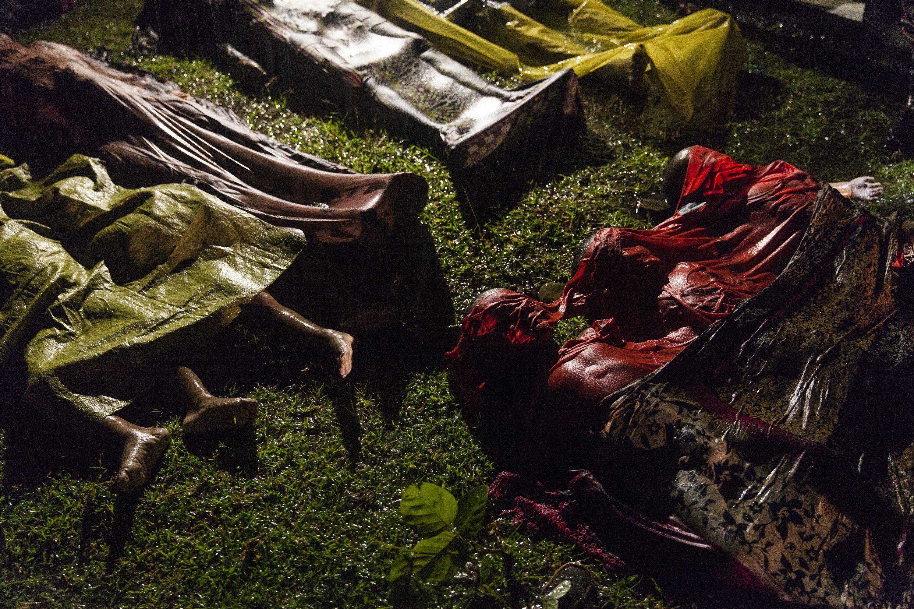 I corpi di un gruppo di profughi rohingya morti durante il naufragio in Bangladesh per fuggire dalla Birmania. Inani beach per Unicef (28 settembre 2017)