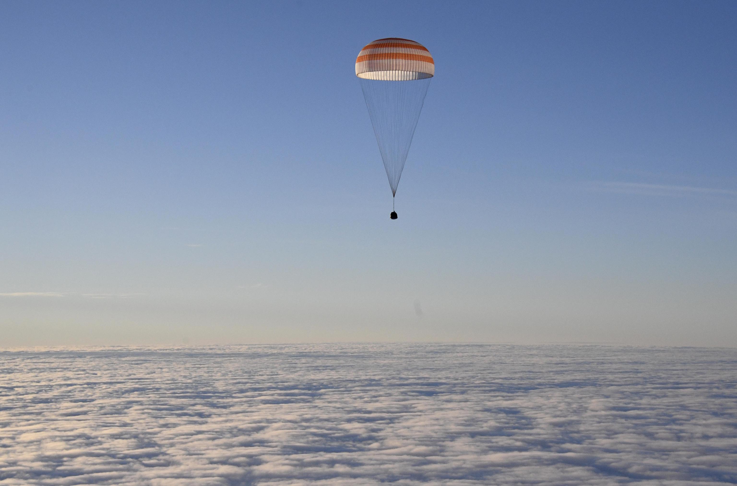 La capsula Soyuz, attaccata a un paracadute, trasporta tre astronauti della Stazione Spaziale Internazionale pronti a toccare Terra dopo cinque mesi e mezzo La capsula Soyuz, attaccata a un paracadute, trasporta tre astronauti della Stazione Spaziale Internazionale pronti a toccare Terra dopo cinque mesi e mezzo