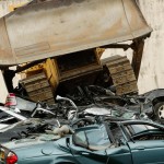 ...Che passeggiano sopra una ventina di auto di lusso