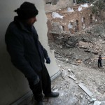 Le ricerche dei superstiti proseguono giorno e notte, interrotte dai nuovi bombardamenti Le ricerche dei superstiti proseguono giorno e notte, interrotte dai nuovi bombardamenti