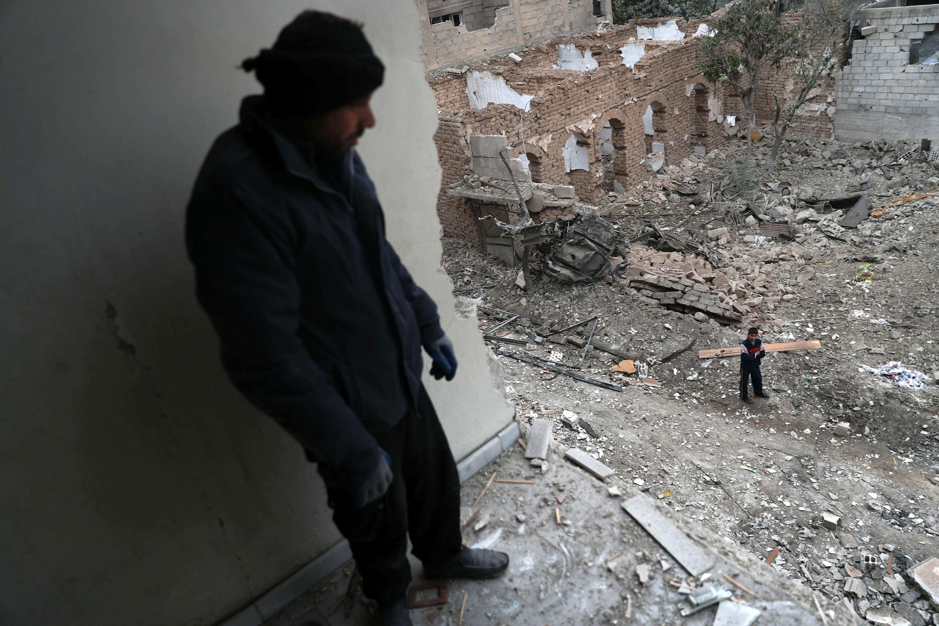 Le ricerche dei superstiti proseguono giorno e notte, interrotte dai nuovi bombardamenti Le ricerche dei superstiti proseguono giorno e notte, interrotte dai nuovi bombardamenti