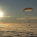 La varie fasi dell'atterraggio della capsula Soyuz con a bordo i tre astronauti La varie fasi dell'atterraggio della capsula Soyuz con a bordo i tre astronauti