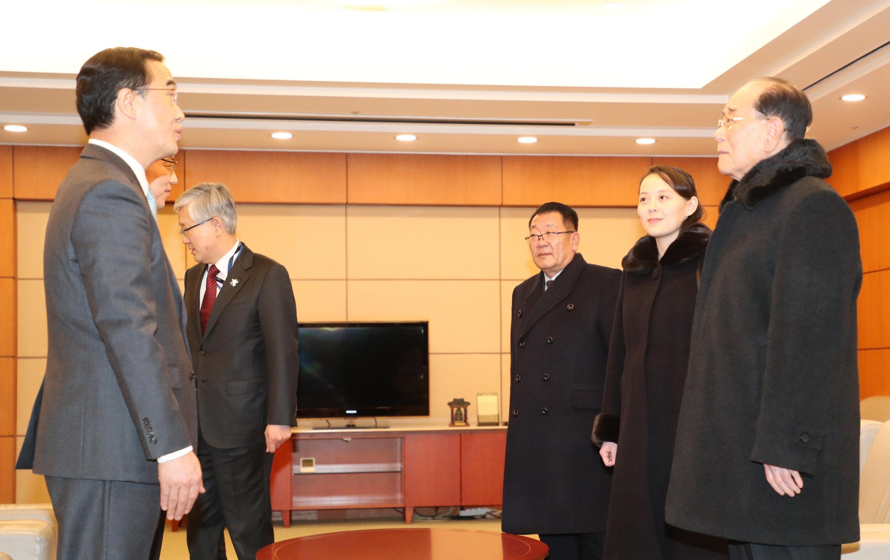 Il Ministro dell'Unificazione Cho Myoung-gyon saluta Kim Yong-nam